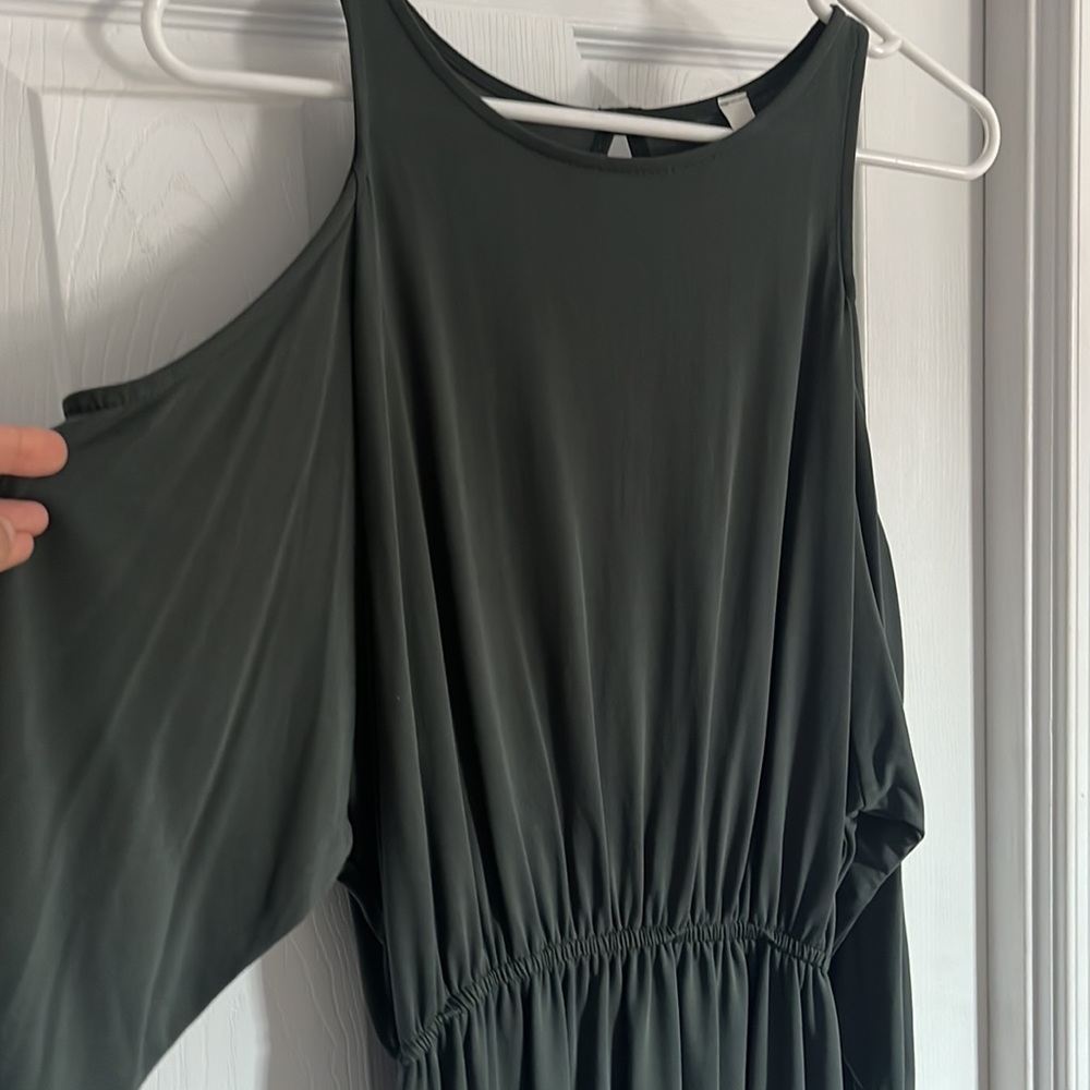 Open Shoulder Flattering Emerald Colored Dress - image 2
